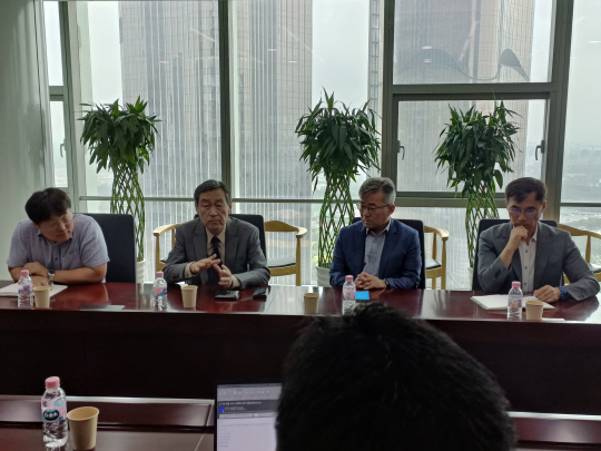 5일 중국 북경 대외경제무역대학교에서 개최된 한·중·일 국제 세미나에서 쥬리스 크리에이터즈 그룹(Juris Creators Group)의 김승열(왼쪽 두 번째) 대표 변호사가 주제 발표를 하고 있다.   [쥬리스 크리에이터즈 그룹 제공]